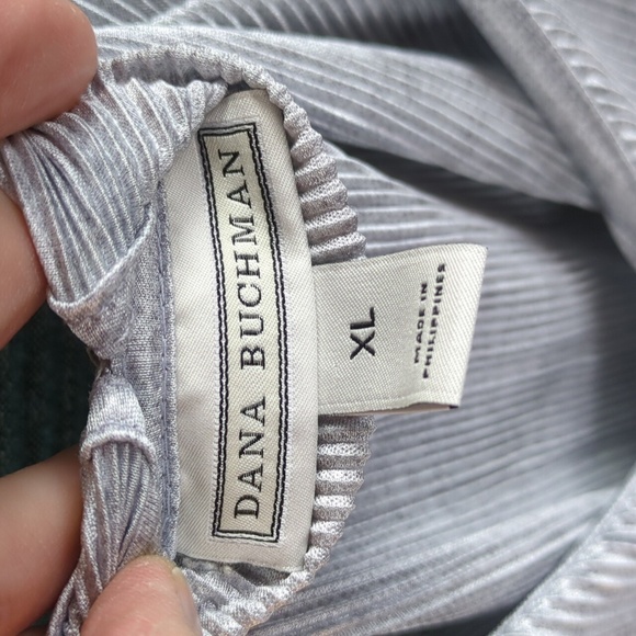 Dana Buchman Blouse Beautifully Elegant! - Picture 9 of 11